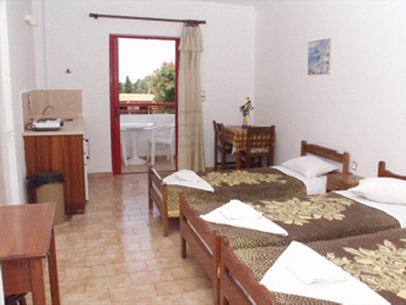 Sandys Studios Apartments And Log Villas 살리디 외부 사진