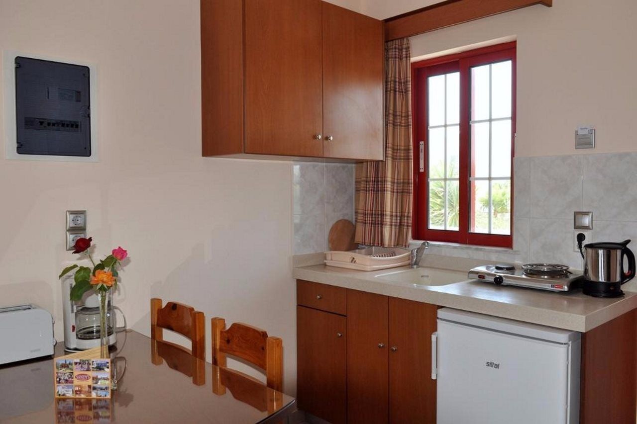 Sandys Studios Apartments And Log Villas 살리디 외부 사진